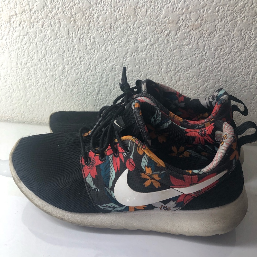 Nike Floral Roshe